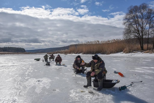 Сотрудники МЧС напоминают рыбакам о правилах безопасности на льду.